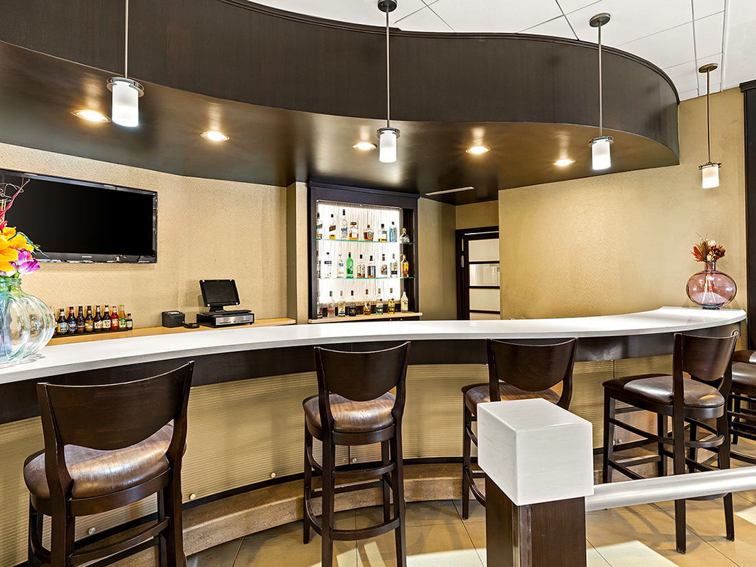 Bar and seating area at Sonesta Essential Indianapolis Airport