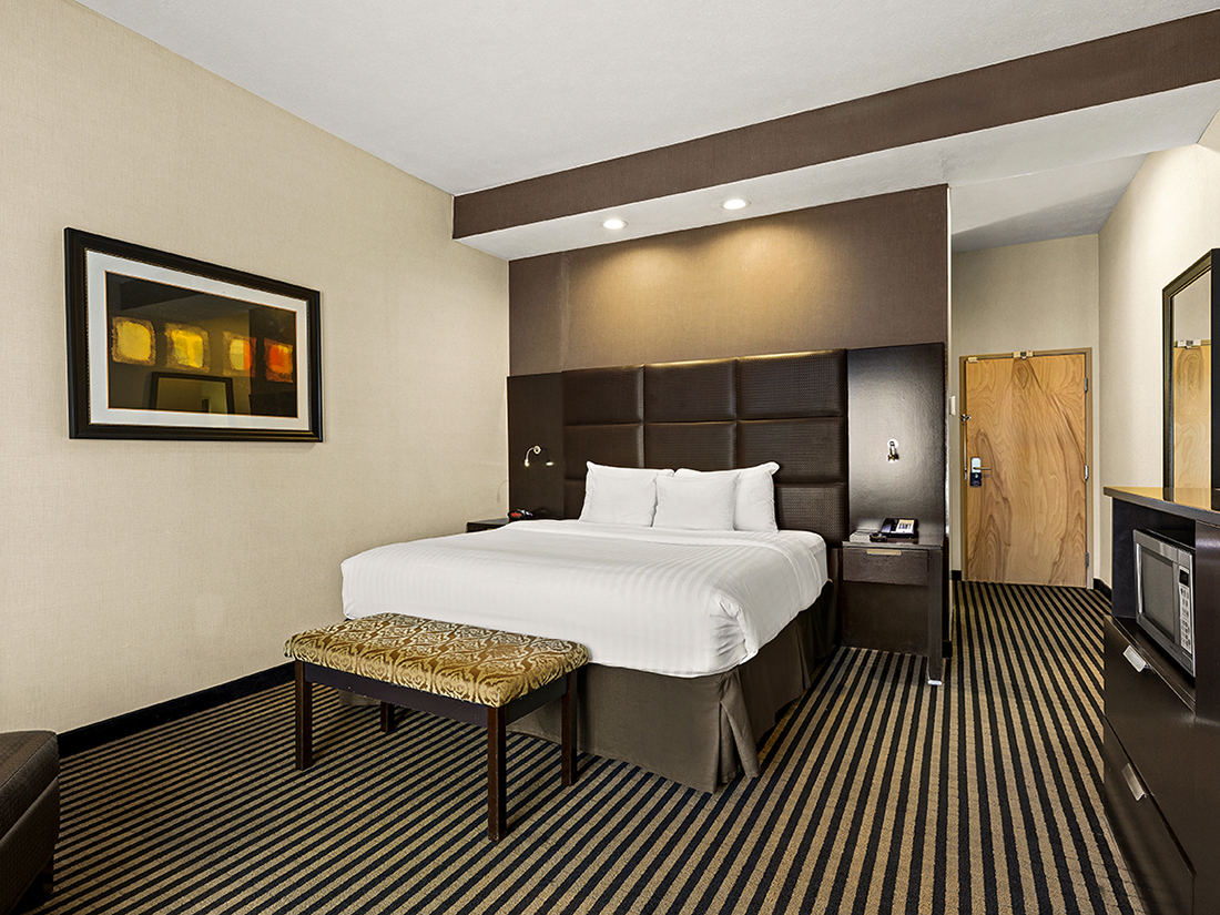 King guest room at Sonesta Essential Indianapolis Airport